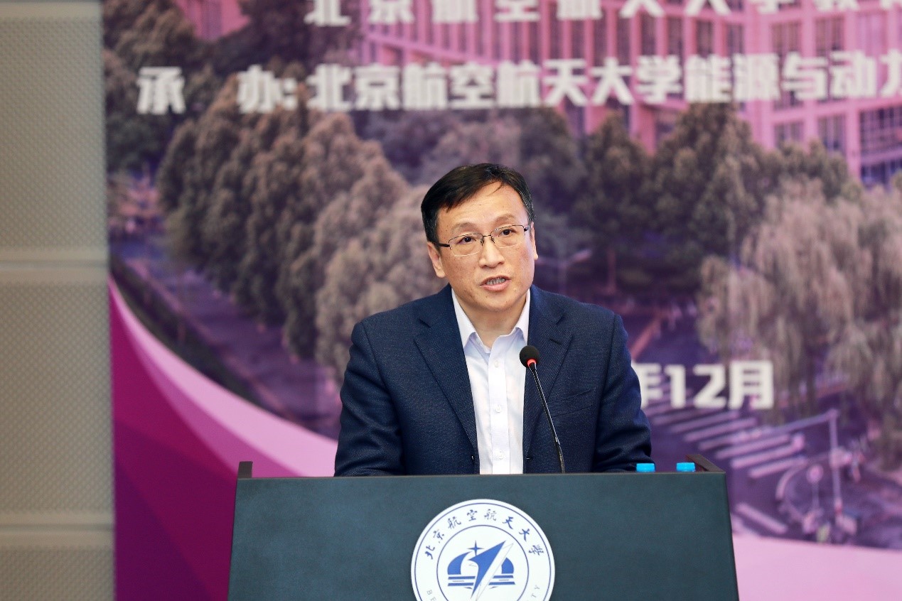北航副校长陶智宣读了突出贡献奖获得者名单并致辞.